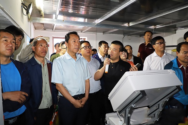 托普云農(nóng)技術(shù)專(zhuān)家為崔增團(tuán)及同行人員進(jìn)行技術(shù)講解