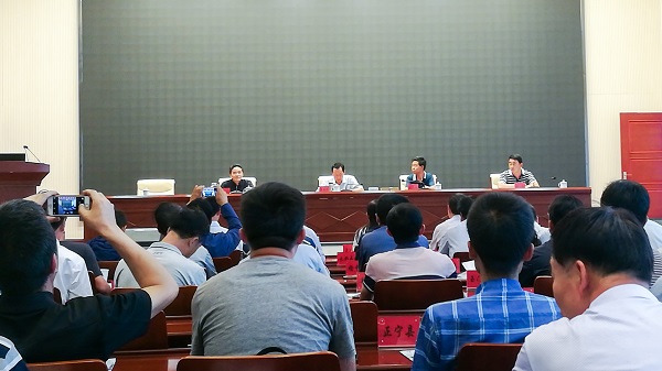 會(huì)議現(xiàn)場(chǎng)，崔增團(tuán)做重要講話(huà)