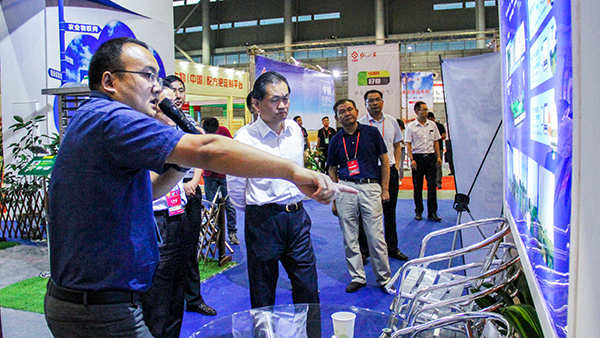 安徽省副省長張曙光聽取托普云農(nóng)介紹省市級大數(shù)據(jù)平臺、病蟲害監(jiān)測預(yù)警平臺