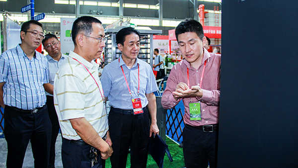 安徽省植保總站副站長曹明坤、副站長李鋼一行聽取病蟲害監(jiān)測預(yù)警平臺詳細介紹