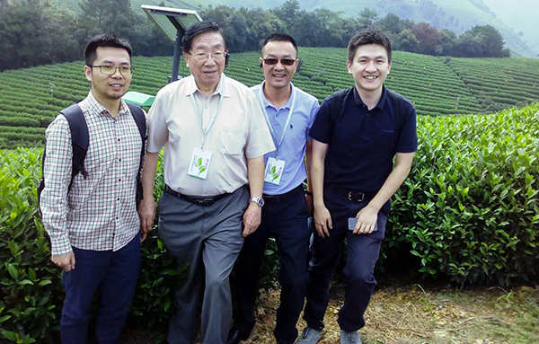 陳宗懋院士、陳渝陽董事長、陳曦經理在茶園殺蟲燈面前合影