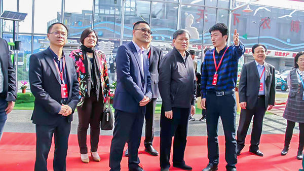 浙江省政協(xié)副主席、黨組副書記孫景淼蒞臨展位聽取浙江省數(shù)字農(nóng)業(yè)系統(tǒng)介紹匯報(bào)