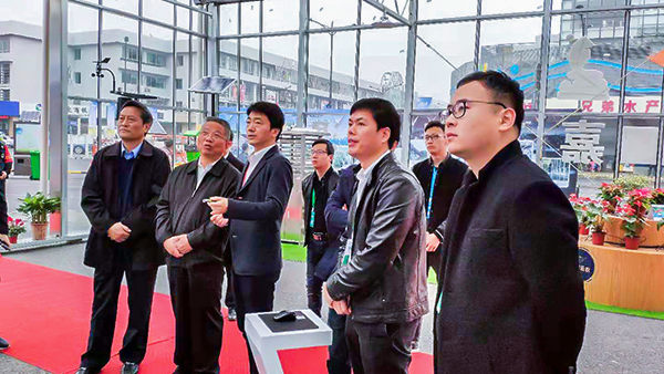 浙江省政協(xié)副主席、黨組成員黃旭明蒞臨展位聽取浙江省數(shù)字農(nóng)業(yè)系統(tǒng)介紹匯報(bào)